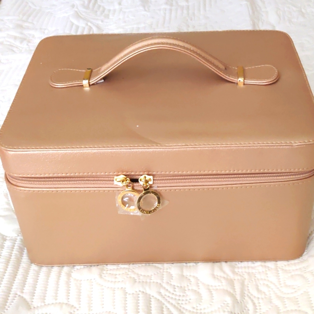 Travel Cosmetic Carrier